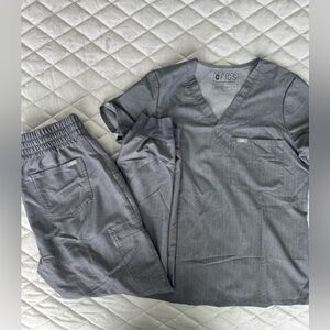 FIGS Graphite Scrub Set